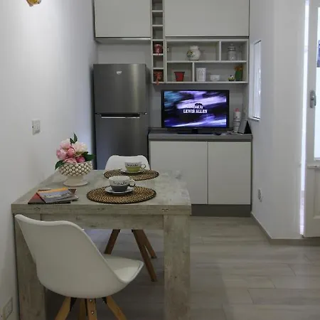 Apartman Dimora Camicia 84 *